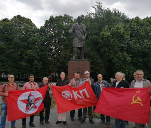 Коммунисты у памятника Георгия Димитрова в Москве